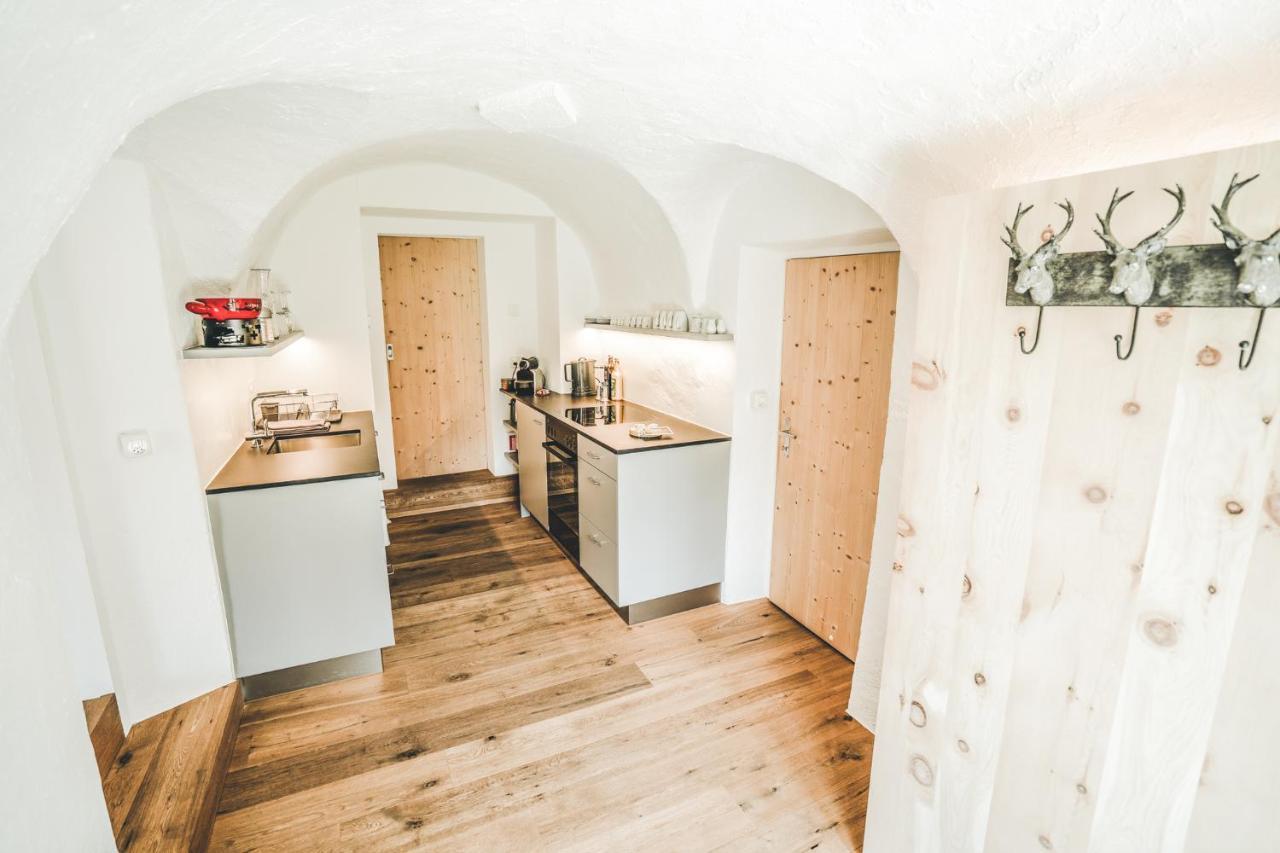 Ferienwohnung Il Maschun im historischen Engadinerhaus Scuol Exterior foto